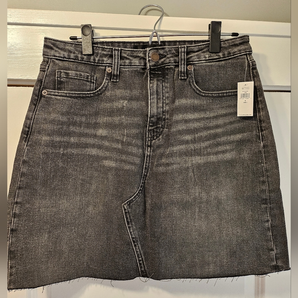 Banana Republic Black/Gray Denim Skirt NWT Size 6 Tall.